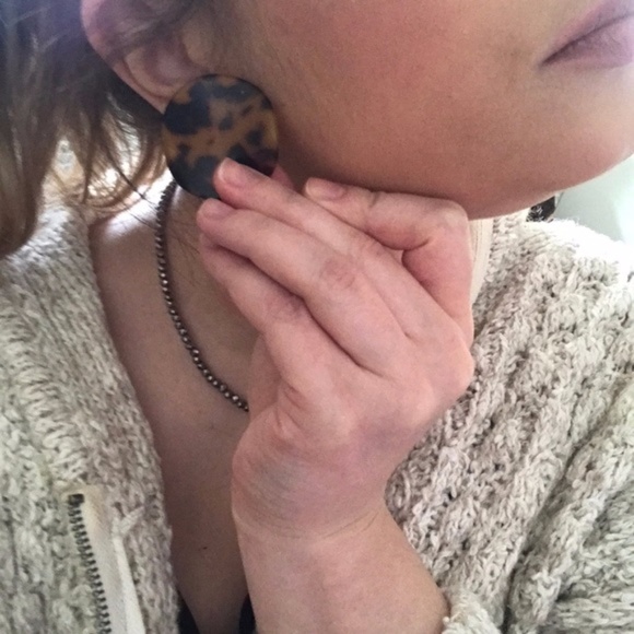 LAST ONE!! Tortoise Shell Disc Earrings - Picture 8 of 8